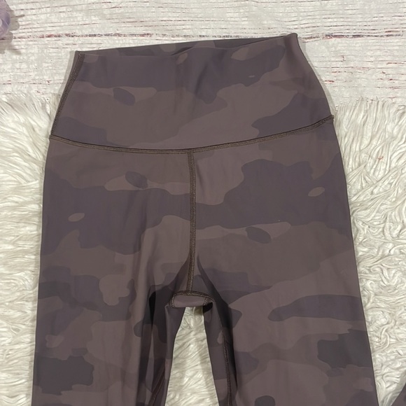 ALO Yoga High-Waist Vapor Leggings in Coco Camo - Picture 7 of 11